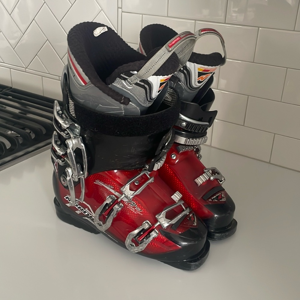 Nordica ski boots size 25.5. Great condition just outgrown.